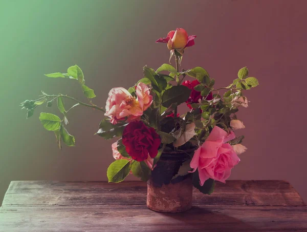 Rosa vermelha em vaso na mesa de madeira — Fotografia de Stock