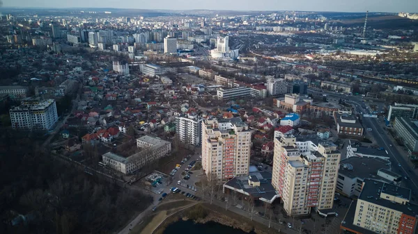 Veduta aerea del drone che sorvola la città — Foto Stock