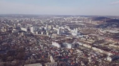 Şehir şehir merkezinde arka plan ile üzerinde Kişinev, Moldova Cumhuriyeti gündüz uçan uçak hava görünümünü. 4 k üzerinde ateş
