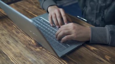 Onun laptop tuş takımında yazarak bir adam el closeup çekim. Adam evde bilgisayar üzerinde çalışıyor. Laptop tuş takımında yazarak üzerinde odaklanmak.