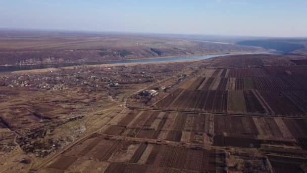 フィールドおよび農業区画の鳥瞰図 川と小さな村 モルドバ共和国 航空写真ビュー — ストック動画