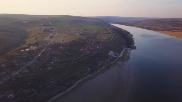 Vue aérienne sur la rivière et le petit village au coucher du soleil. République de Moldavie Dniestr .