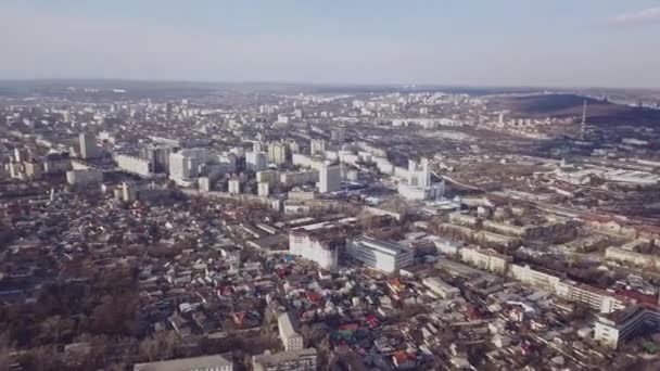 在摩尔多瓦共和国基希涅夫白天 无人机以市中心为背景飞行的鸟图 在4K 上中弹 — 图库视频影像