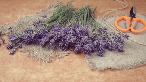 Fräsch Frisk Lavendel Gäng Trä Trädgårdsbord Bakgrund — Stockvideo