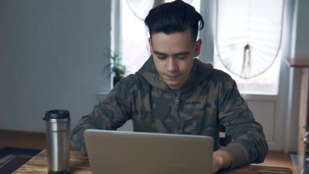 Junger Mann Der Hause Laptop Arbeitet Erhielt Gute Nachrichten Aufgeregt — Stockvideo