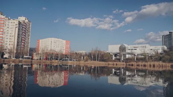 美丽的城市由湖 高大厦与反射在水 基希涅夫 摩尔多瓦共和国 — 图库视频影像