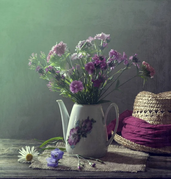 与康乃馨花的静物 — 图库照片