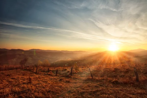 Tramonto maestoso nel paesaggio montano. — Foto Stock