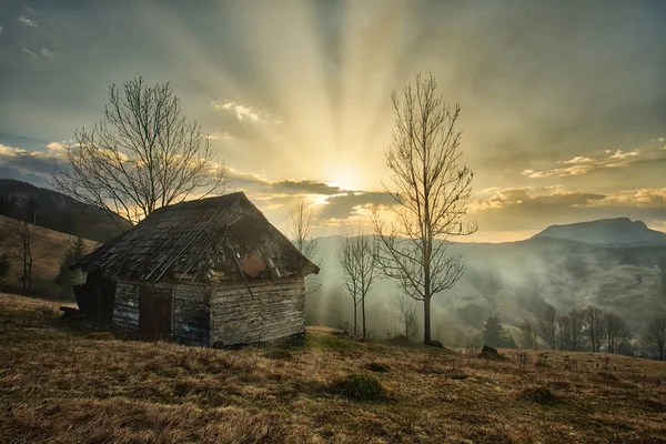 Majestoso pôr do sol na paisagem das montanhas. — Fotografia de Stock