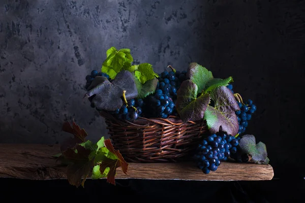 Stilleven met rode druiven — Stockfoto