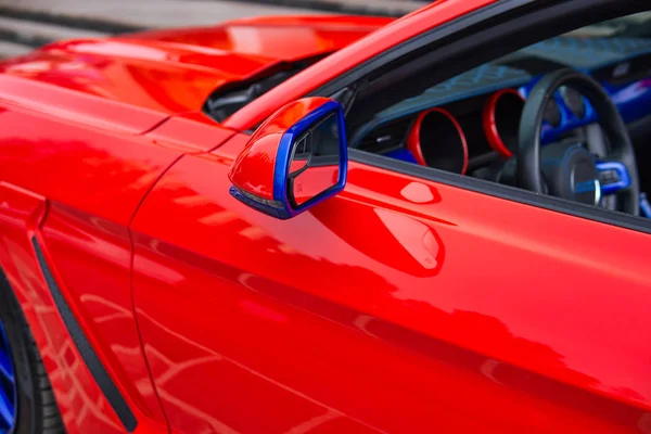 De afbeelding rode auto side mirror — Stockfoto