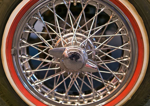 Винтажное колесо автомобиля — стоковое фото