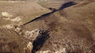 Hava dron görüntüleri izlenme: Uçuş bahar hills güzel dünyada.