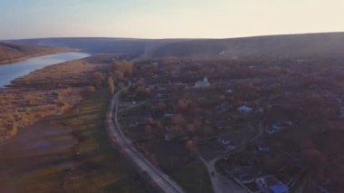 Arial manzara nehir ve gün batımında küçük bir köy. Dniester Nehri Moldova Cumhuriyeti.