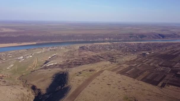 Vogelperspektive Auf Die Felder Und Landwirtschaftlichen Parzellen Fluss Und Kleines — Stockvideo