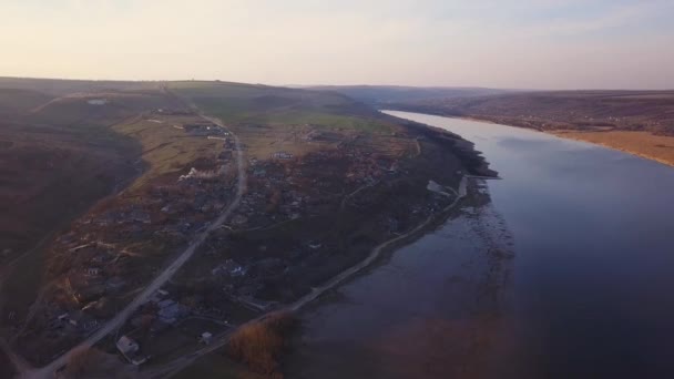 Blick Auf Den Fluss Und Das Kleine Dorf Bei Sonnenuntergang — Stockvideo