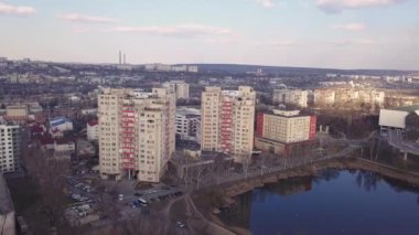 Havadan görünümü ile şehir şehir merkezinde arka plan ve Kişinev, Moldova Cumhuriyeti içinde küçük bir göl üzerinde uçan dronun. 4 k üzerinde ateş