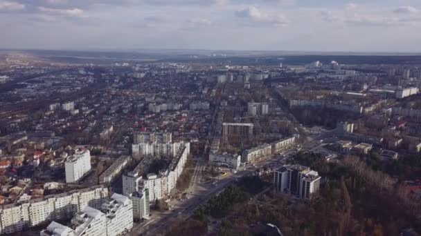キシナウ モルドバ共和国で日中にバック グラウンドでダウンタウンの街の飛行ドローンの空撮 で撮影します — ストック動画