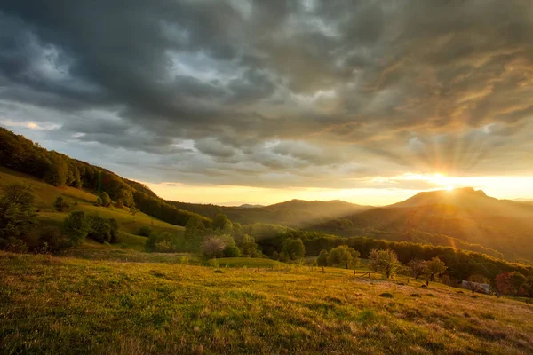 Majestátní západ slunce v horské krajině. — Stock fotografie