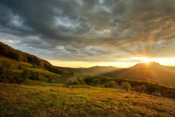 Tramonto maestoso nel paesaggio montano. — Foto Stock