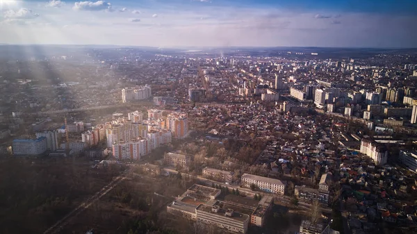 Vista aérea do drone voando sobre a cidade — Fotografia de Stock