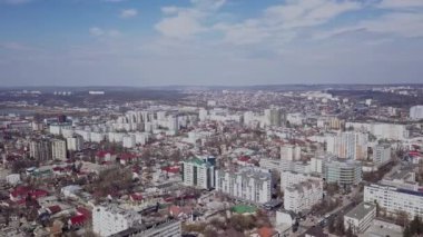 Kişinev şehir panoraması. Modern şehir binaların havadan görünümü. 4 k dron video.