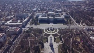Şehir şehir merkezinde arka plan ile üzerinde Kişinev, Moldova Cumhuriyeti gündüz uçan uçak hava görünümünü. 4 k üzerinde ateş