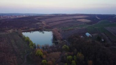 Küçük bir göl üzerinde uçuş. Bahar zaman manzara.