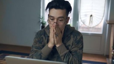 erkeklerin önünde dizüstü çok şaşırttı ve üzgün