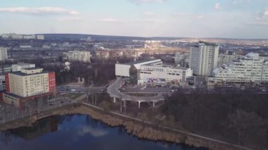 Havadan görünümü ile şehir şehir merkezinde arka plan ve Kişinev, Moldova Cumhuriyeti içinde küçük bir göl üzerinde uçan dronun. 4 k üzerinde ateş