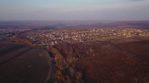 Létání Nad Obdělaná Pole Malé Vesnice Jaře — Stock video