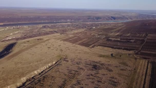 Vogelperspektive Auf Die Felder Und Landwirtschaftlichen Parzellen Fluss Und Kleines — Stockvideo