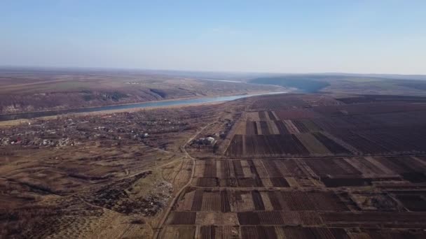 フィールドおよび農業区画の鳥瞰図 川と小さな村 モルドバ共和国 航空写真ビュー — ストック動画