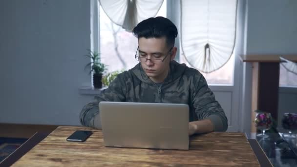Estudiante Hablando Por Celular Trabajando Portátil Casa Empleo Distancia Freelance — Vídeo de stock