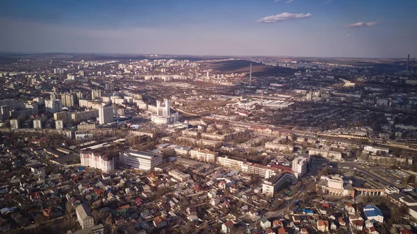 Vista aérea do drone voando sobre a cidade — Fotografia de Stock