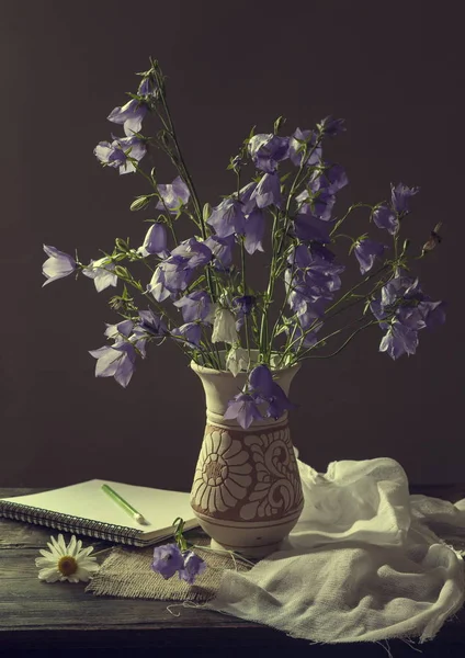 Hermoso ramo de flores en forma de campana — Foto de Stock