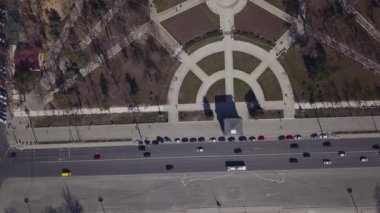 Uçuş caddenin üzerinde nerede birçok otomobil film. Bir otoban büyük şehrin görünümünü yukarıda.