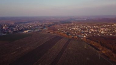 Uçan bir ekili alanlar ve küçük bir köy Bahar üzerinde