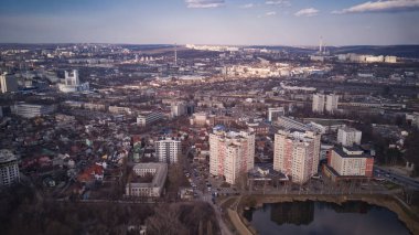 Kent üzerinde uçan dronun havadan görünümü