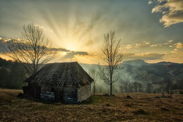 Majestoso pôr do sol na paisagem das montanhas. — Fotografia de Stock