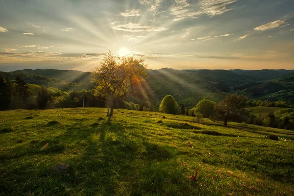 Majestueuze zonsondergang in het berglandschap. — Stockfoto