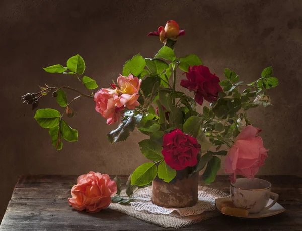 ดอกกุหลาบแดงในแจกันบนโต๊ะไม้ — ภาพถ่ายสต็อก