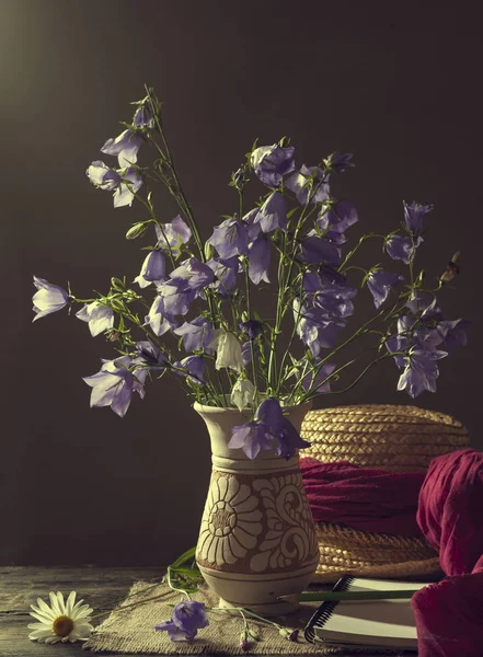 Bonito buquê de flores em forma de sino — Fotografia de Stock