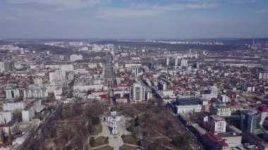 Şehir şehir merkezinde arka plan ile üzerinde Kişinev, Moldova Cumhuriyeti gündüz uçan uçak hava görünümünü. 4 k üzerinde ateş