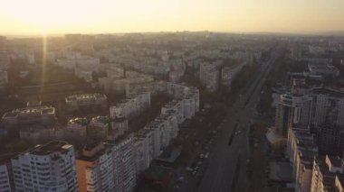 Kişinev, Moldova Cumhuriyeti günbatımında kent üzerinde uçan uçak hava görünümünü. 4 k üzerinde ateş