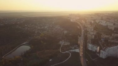Kişinev, Moldova Cumhuriyeti günbatımında kent üzerinde uçan uçak hava görünümünü. 4 k üzerinde ateş