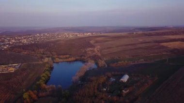 Küçük bir göl üzerinde uçuş. Bahar zaman manzara.