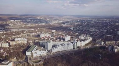 Şehir şehir merkezinde arka plan ile üzerinde Kişinev, Moldova Cumhuriyeti gündüz uçan uçak hava görünümünü. 4 k üzerinde ateş