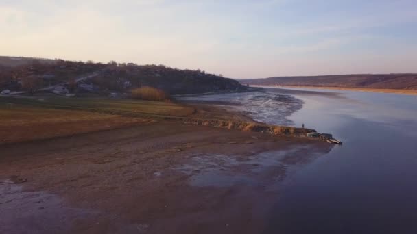 Vista Arial Sobre Río Pequeño Pueblo Atardecer Río Dniéster República — Vídeos de Stock