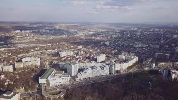 在摩尔多瓦共和国基希涅夫白天 无人机以市中心为背景飞行的鸟图 在4K 上中弹 — 图库视频影像